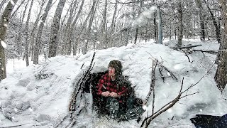 Bushcraft WINTER CAMPING Alone Build WARM SNOW Shelter WOODSTOVE Inside SNOWFALL amp Cowboy Steak ASMR [upl. by Coward]