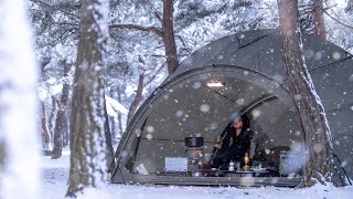 4K Heavy snow camping whole world is covered in white Eating grilled scallops in a snowstorm [upl. by Llecrup]